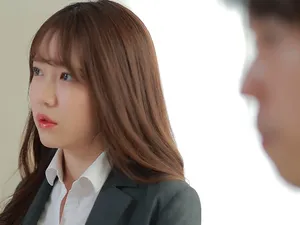 Lút cán cô bạn thân mải xem điện thoại