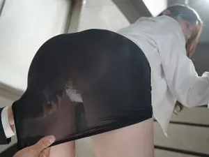 giả vờ ngủ, chồng phát hiện vợ vụng trộm với bạn thân ngay bên cạnh