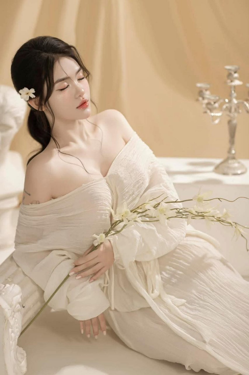 Em gái cùng cha khác mẹ đến sống với anh trai cùng cha khác mẹ để bị anh ta làm tình